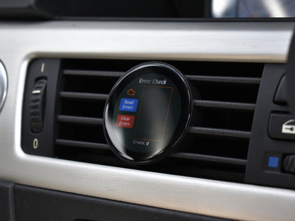Ein COREDISPLAY Datendisplay in einem Lüftungsschlitz, das den 'Error Check' Modus anzeigt. Der Bildschirm ist leer und meldet 'Errors: 0', was darauf hinweist, dass keine Motorsteuergeräte-Fehler gefunden wurden.